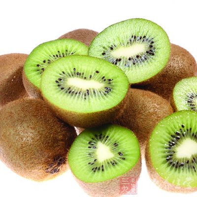 猕猴桃的生糖指数比较低，与银耳、甜味剂一起煮汤，具有控制血糖升高，润肺生津，滋阴养胃的功效