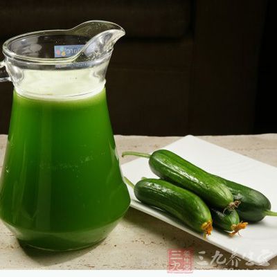 取新鲜的黄瓜半根，洗净，去皮，切成细丝。用干净纱布包好黄瓜丝黄精是什么，用力挤出汁