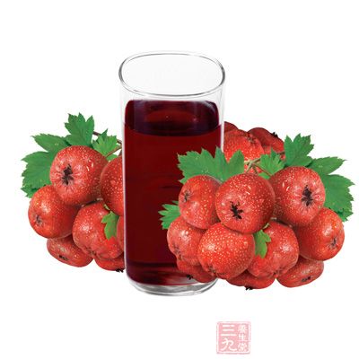 将鲜山楂果数枚洗净、去核，放入榨汁机里榨成糊状，加温开水饮用