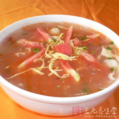 番茄3个，鸡蛋 3个，面粉200克，蒜苗香菜 根，大蒜1瓣，油盐等调味品少许