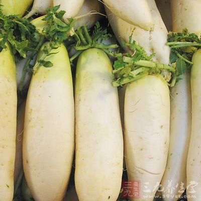 白萝卜、梨以及冰糖加水熬成梨水，代替水喝，止咳效果佳