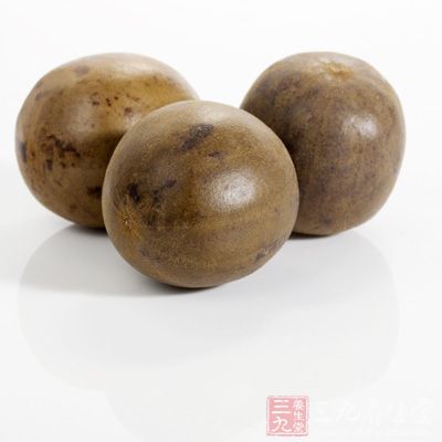 罗汉果洗干净，把外壳挖破，连皮带瓤一起放在水杯中加开水泡