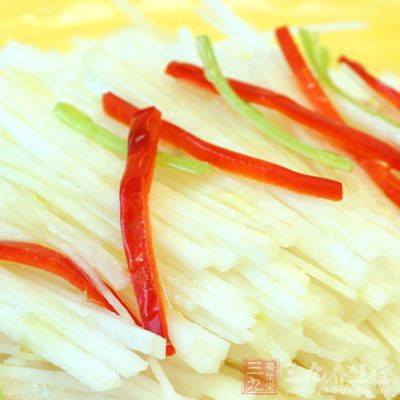 萝卜切成丝，用沸水焯2分钟捞起