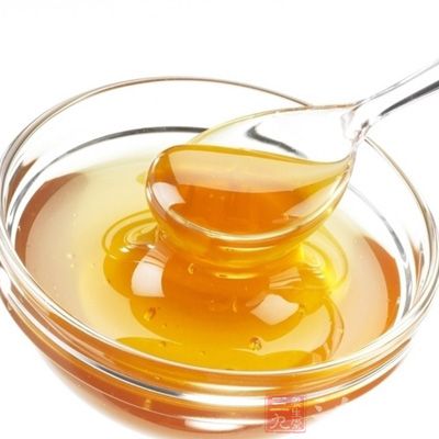 玫瑰花茶都可以适量加入一些蜂蜜调饮