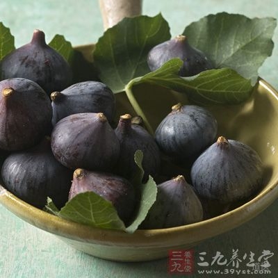 夏秋季摘取未成熟青色无花果，放于沸水内烫过，立即捞起，晒干或烘干