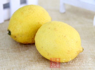 柠檬含有丰富的维生素C，能降低胆固醇