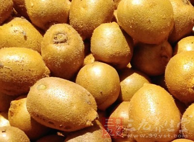 猕猴桃含有大量的果胶，国脚被认为可降低胆固醇