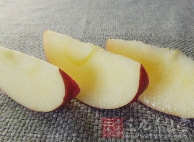 苹果中的钙有助于体内多余盐分的代谢，利于消除因盐分高而形成的浮肿