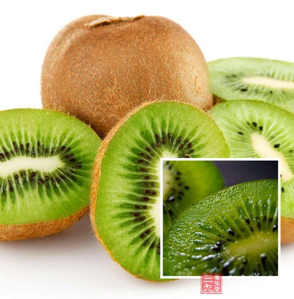 猕猴桃又叫毛桃、藤梨，营养极为丰富。猕猴桃病虫害少，一般无需使用农药，是极少数没有农药污染的无公害果品之一。