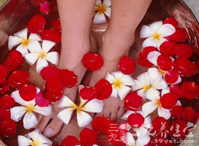 盐水泡脚促进血液循环