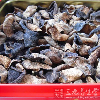 陈皮中含有橙皮甙，能使兔耳灌流量增加，可拮抗肾上腺素引起的血管收缩