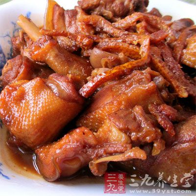 炒锅里倒油加热，下入姜片爆香，倒入鸭块翻炒后，将多余的油脂滗出来