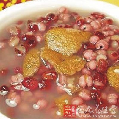 将材料中需要的莲子和陈皮放到清水中浸泡30分钟