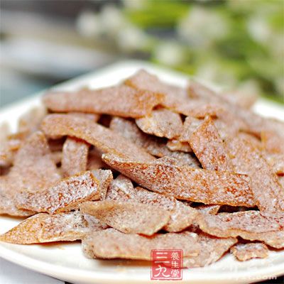 特别在霉雨天时就是用手去感触陈皮，年份越短皮身就越软