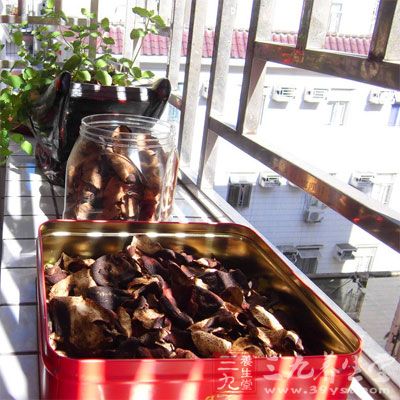 水肿，小便不利，大便秘结;乳痈疥癣，中鱼蟹毒、酒毒