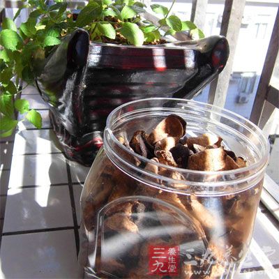 原料处理：干陈皮要经脱苦，把干陈皮用多量水浸泡变软