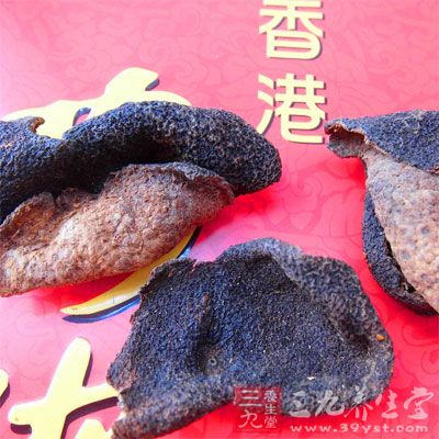 选用黄色甜橙和香橙等品种，剥取其外果皮