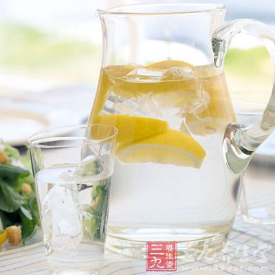 柠檬水洗脸清除雀斑