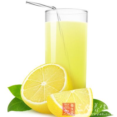 柠檬水可以解渴且冲淡想吃东西的欲望，因此可有效抑制不当饮食