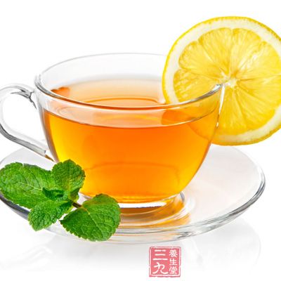 新鲜的柠檬含水量丰富，可以用手或器皿积压出汁水