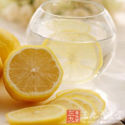 将柠檬切成薄薄的一片泡在水中，会有一股淡淡的清香，让人精神为之一振