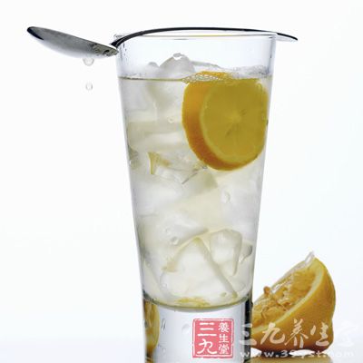 柠檬用盐洗外皮，去蜡和去脏