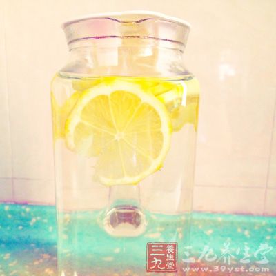 柠檬洗净切片。因为要带皮浸泡，所以建议用小刷子将柠檬刷洗干净