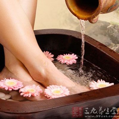 很多人用中药泡脚一两次，发现作用不明显