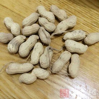 把花生磨成粉，用时和水搅拌成糊