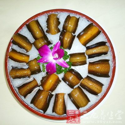 黄鳝性味甘温，具有补五脏、填精血的作用