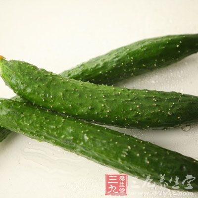 黄瓜中所含的丙醇二酸，能抑制人体内糖类物质转变为脂肪