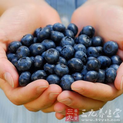 蓝莓中果胶含量丰富，一般是苹果或香蕉果胶含量的1-3倍