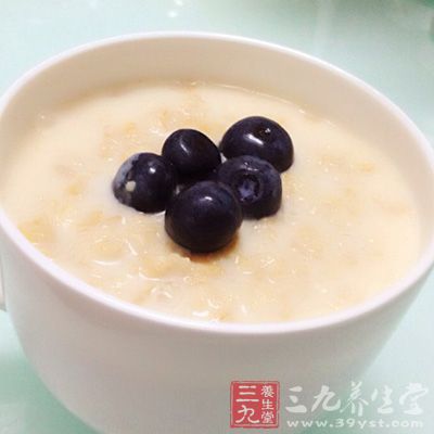 在最爱吃的麦片粥里或粥上，加上半杯的蓝莓