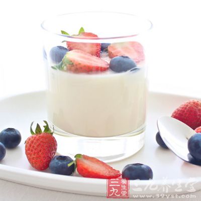 小孩子们都爱不释手，用霜淇淋盛杯装满低脂香草霜淇淋或优格