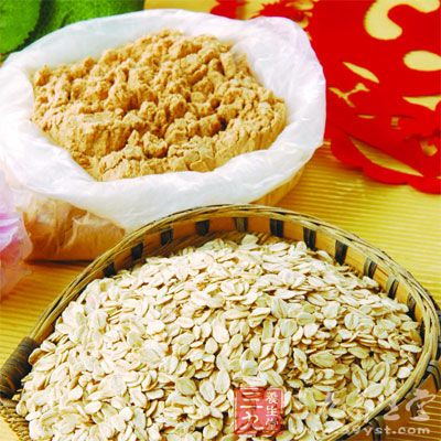 将燕麦片、杏仁粉、面粉、盐均匀混合后