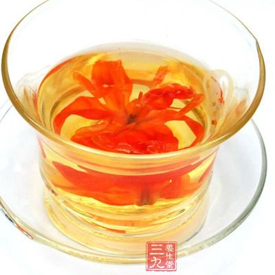 百合性寒味微苦，滋补作用可与人参并立，对人体有八补益