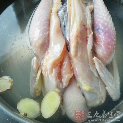 用刚刚开叫的公鸡，生姜，切成小块，在锅中爆炒焖熟，不放油盐。会饮酒者可放少量酒，1天内吃完，可隔1周或半月吃1次。用于关节冷痛，喜暖怕寒者