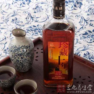 黄酒的传统饮法是放在热水中烫热或隔火加热后饮用