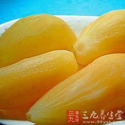 从土里采雪莲果出来后，只要把表皮土洗掉，削去皮