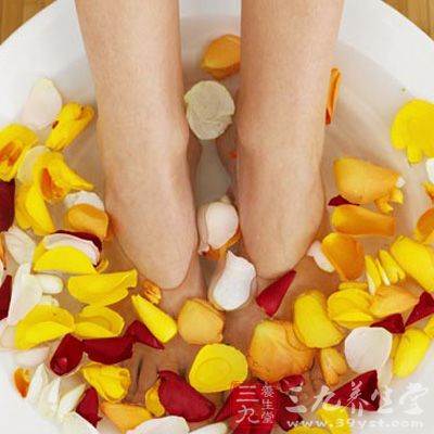 等水温能放下脚时开始洗