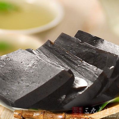 服用时将阿胶羹一匙放入碗中加入开水后，连吃带喝，口味又香又甜