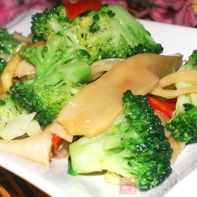 西兰花择洗干净，掰成小块，放入开水中焯透捞出，用凉水漂透