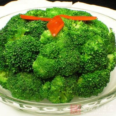 西兰花炒腊肉的做法