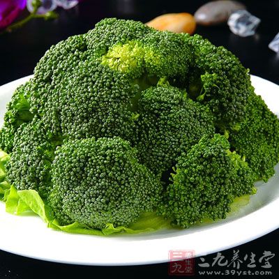 西兰花一朵、蒜5瓣、盐1匙、鸡精少许、色拉油