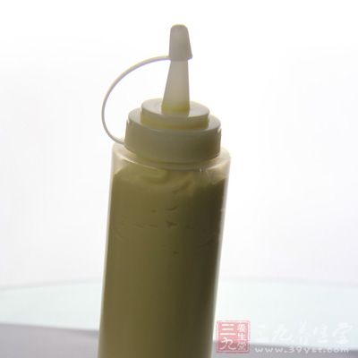 把香蕉切成小块，然后，拌上沙拉酱