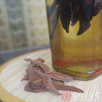 灵芝50克，米酒500毫升。将灵芝切薄片，浸于米酒中，7--10天后即可服用，每日服两次，日服20—30毫升，能治疗硬皮症