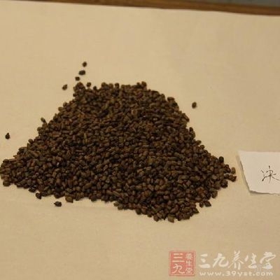 决明子15克，枸杞子10克，菊花10克，猪肝适量。水煮后食肝喝汤，每日1次