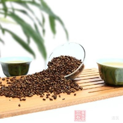 决明子、枸杞子各9克，菊花5克，开水冲泡代茶饮，每日1次