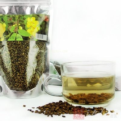 将决明子捣碎之后用开水冲泡，十分钟之后加入少量的蜂蜜搅拌均匀服用