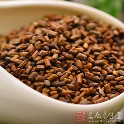 先煎决明子及菊花，去渣取汁，后入粳米煮粥，粥成加冰糖，调匀，空腹食用